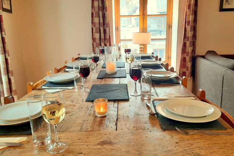 chalet le loup dining area